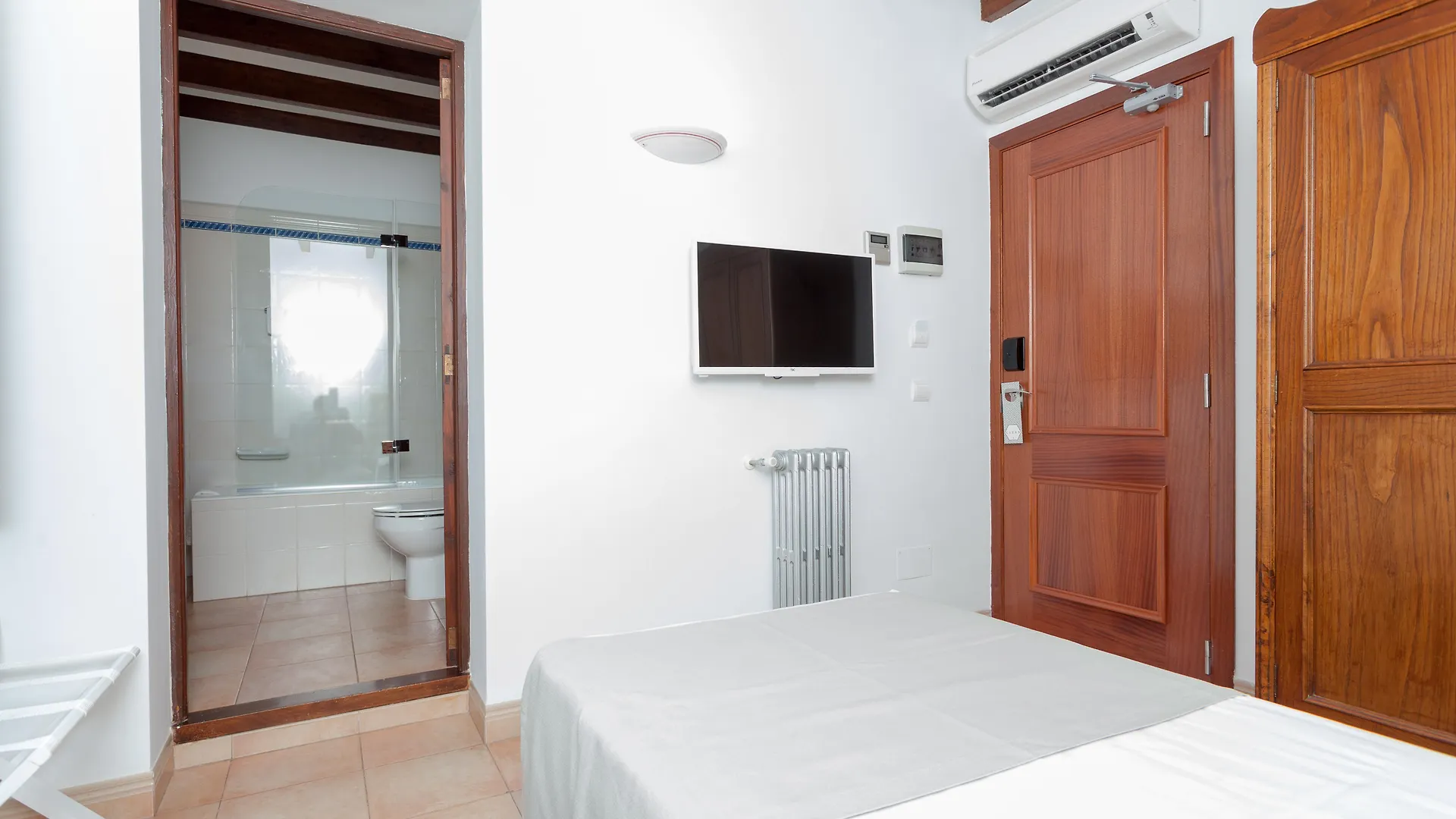 סולר Hotel El Guia 4*,